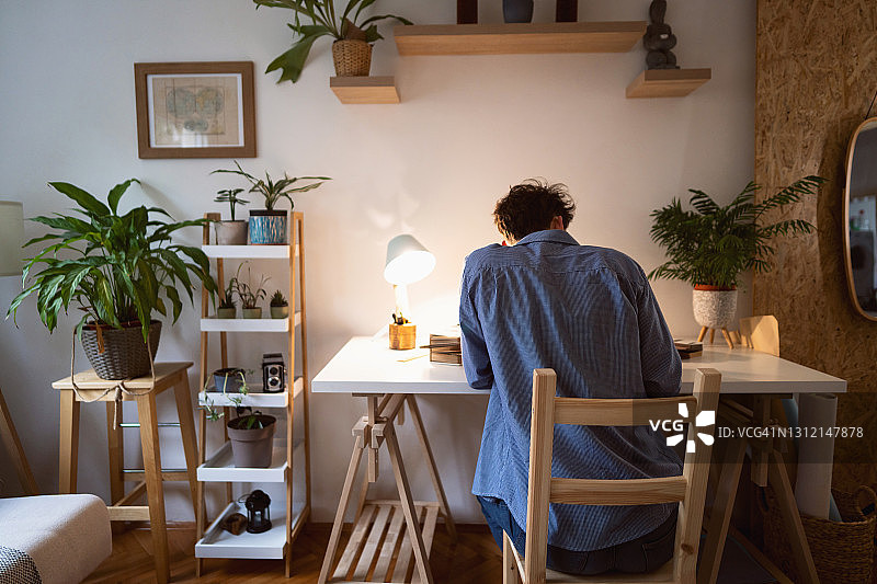 在家办公的男建筑师工作背影图片素材