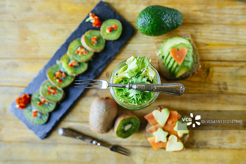 玻璃罐中的生菜、奇异果和番茄沙拉图片素材