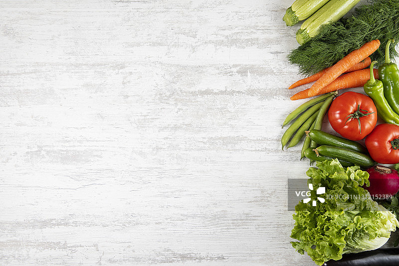木制厨房桌上的新鲜生蔬菜图片素材