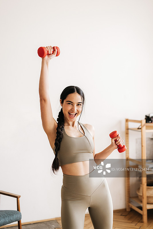 居家锻炼后快乐的美丽女人图片素材