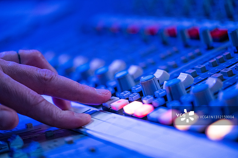 音响工程师的手指在调音控制面板上调整声音图片素材