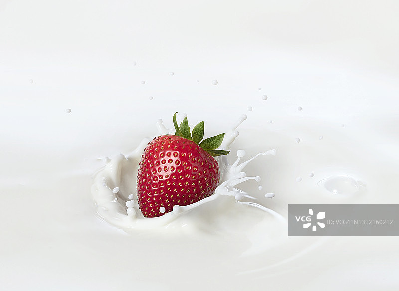 草莓掉入牛奶中图片素材