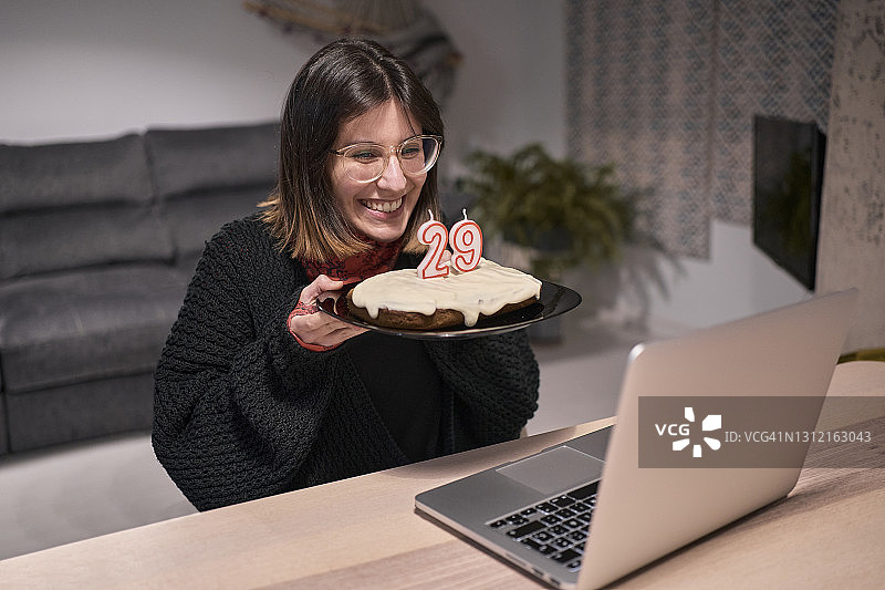 女人通过视频通话与朋友庆祝生日图片素材
