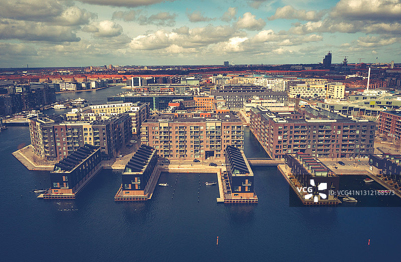 哥本哈根城市风光：海边的现代建筑图片素材