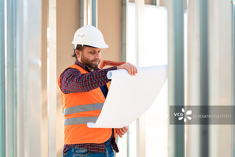 建筑行业中带有蓝图的工程师图片素材