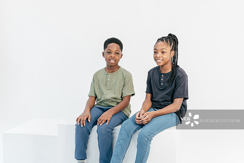 兄妹坐着微笑图片素材