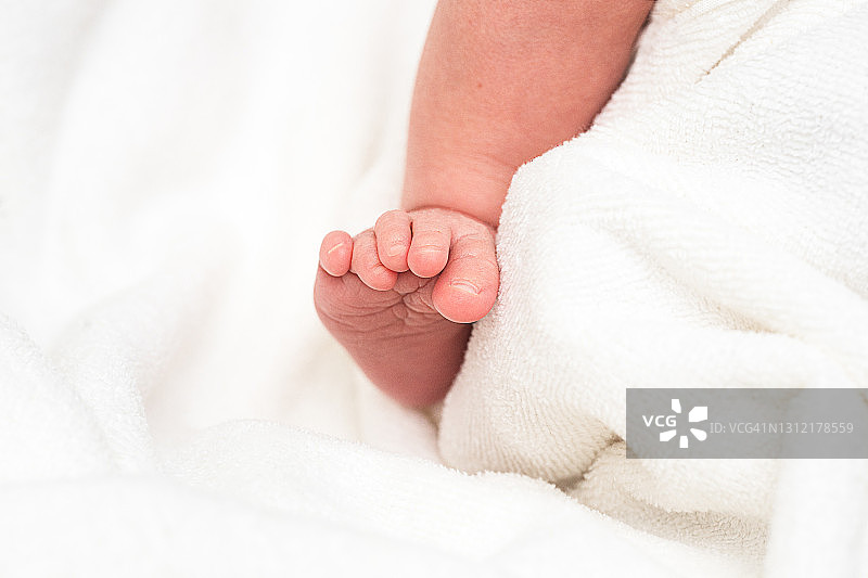 新生婴儿的脚部特写图片素材