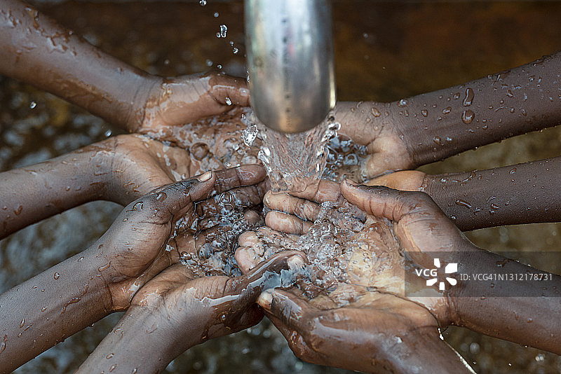 布基纳法索：水流注入孩子们的手中图片素材