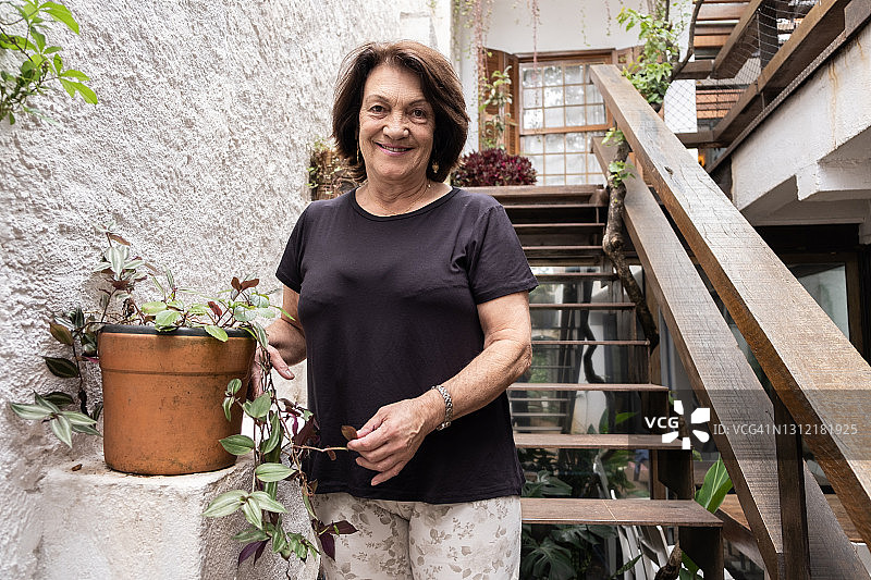 在家照顾植物的年长妇女肖像图片素材