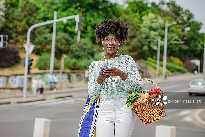 年轻非裔美国女子搬运购买的食品杂货图片素材