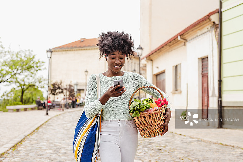 年轻女子从购物中提着杂货图片素材