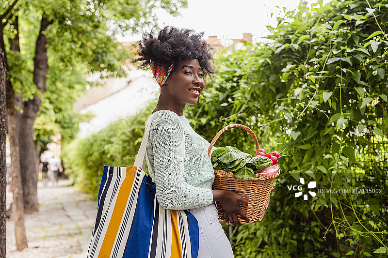 年轻女子从购物中提着杂货图片素材