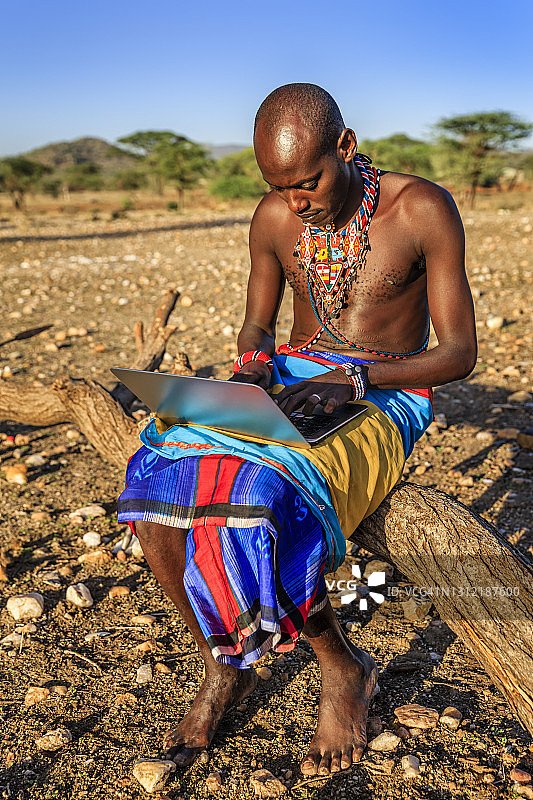 肯尼亚桑布鲁部落使用笔记本电脑的战士图片素材