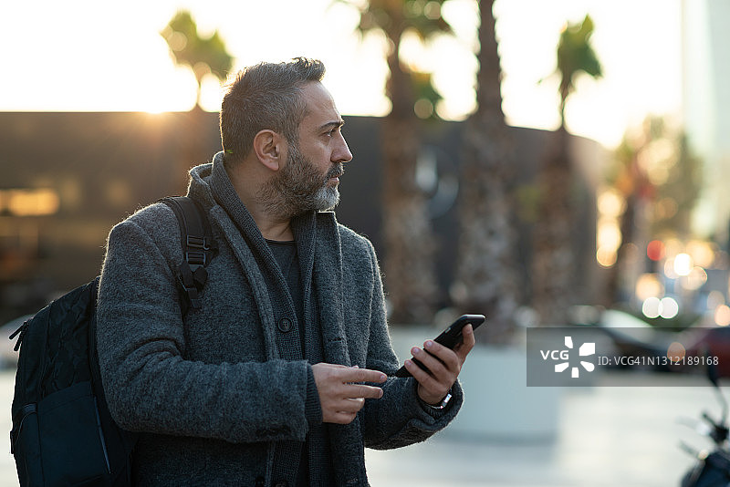 坏消息！忧心忡忡的男人若有所思地望向远方。图片素材