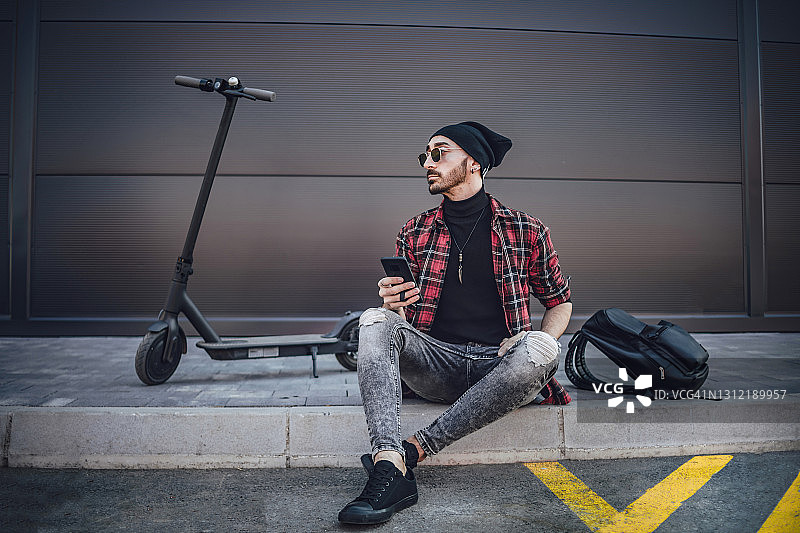 骑电动滑板车的年轻男人图片素材