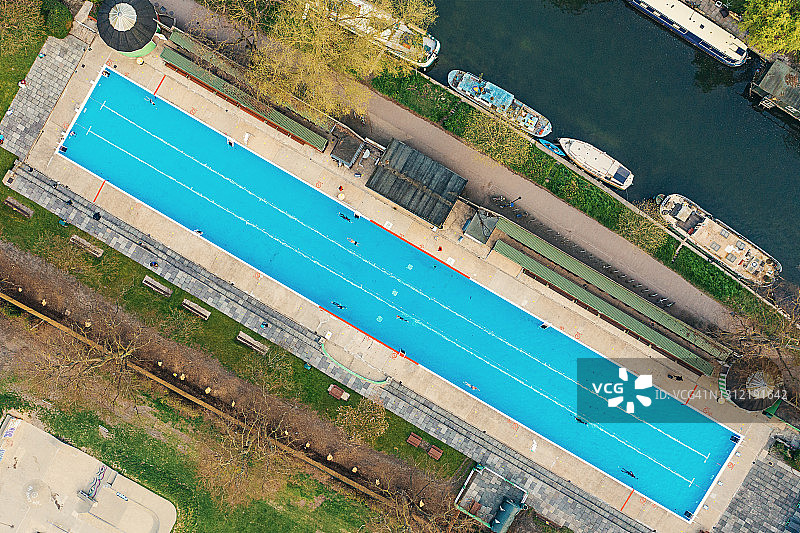 河边室外游泳池无人机航拍图片素材