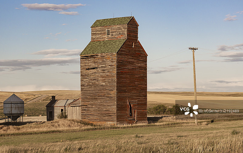 鬼城中的老式粮仓图片素材