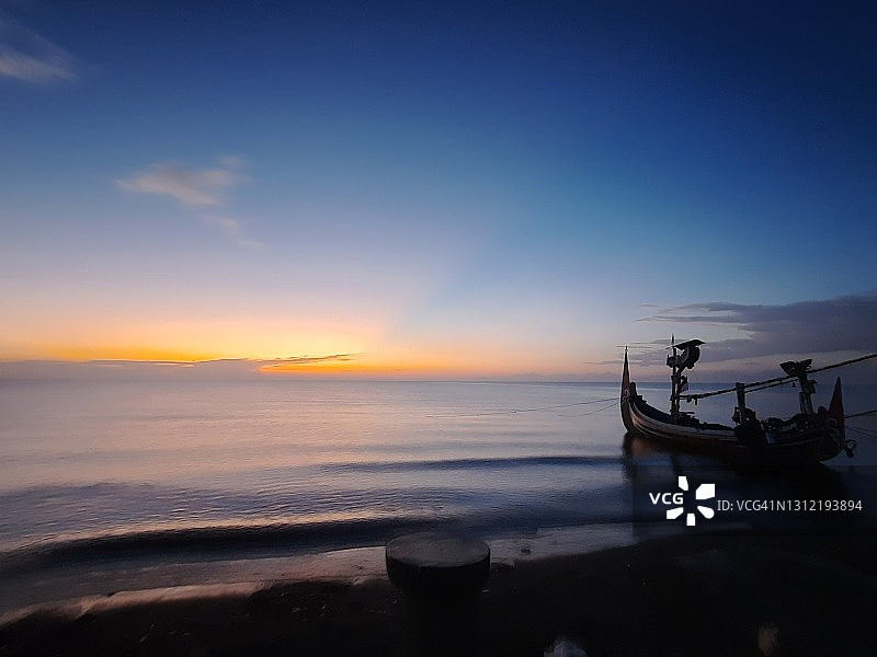 日落时分海上的船只剪影图片素材