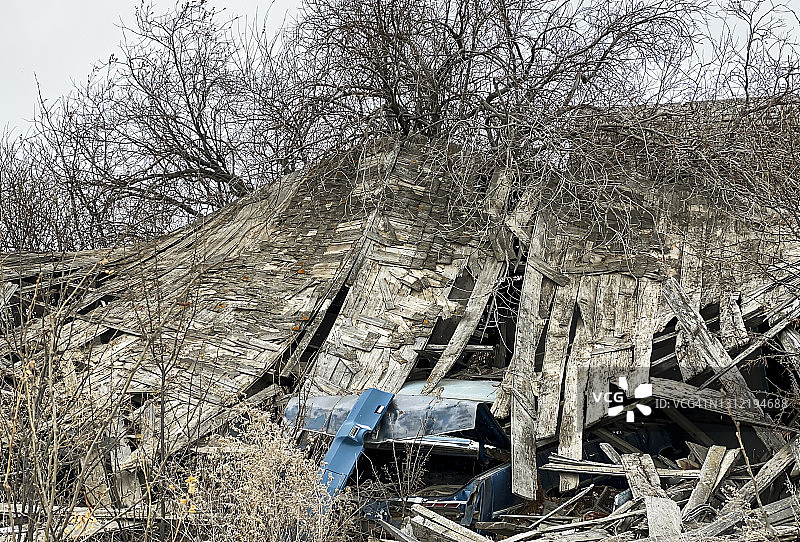 老车库坍塌的屋顶露出老爷车图片素材