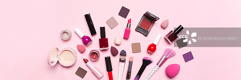 化妆品套装及亮片装饰俯视图图片素材