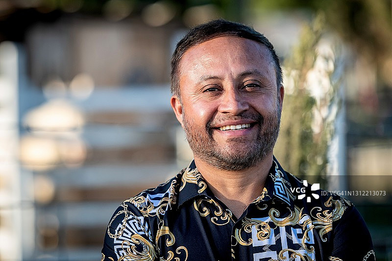 微笑的中年西班牙裔男人看着镜头图片素材
