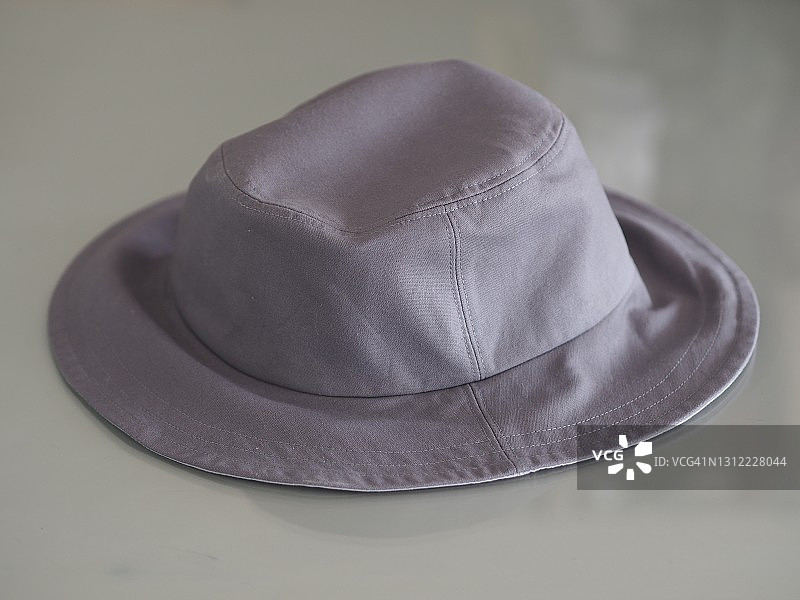 镜面桌上的灰色布帽图片素材