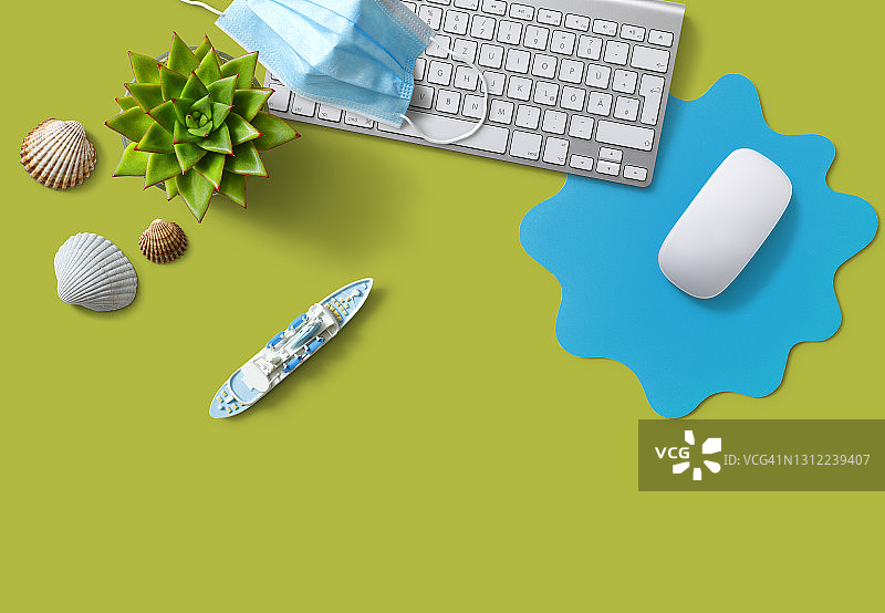 在桌子上计算行程图片素材