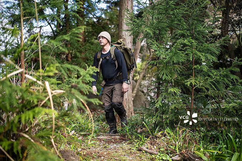 徒步穿越森林的求生背包客图片素材