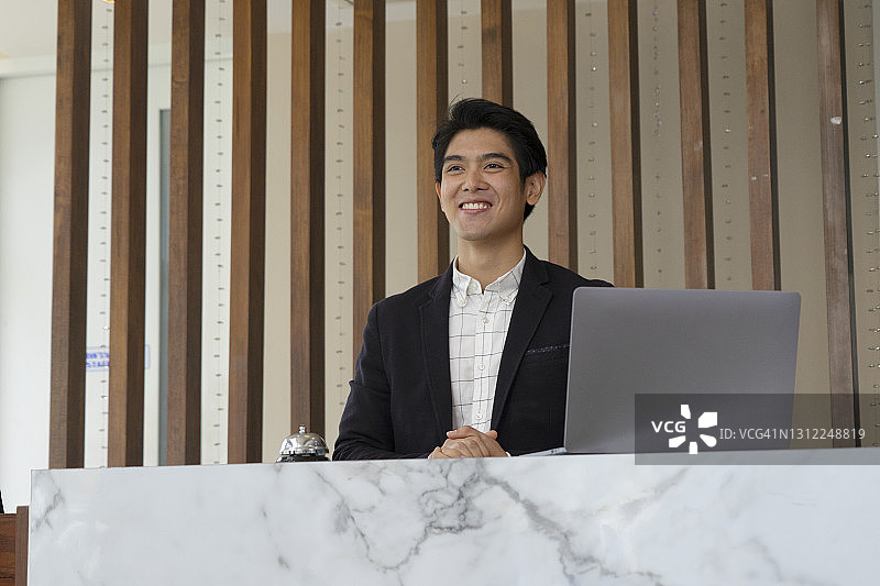 接待员在柜台为顾客服务图片素材