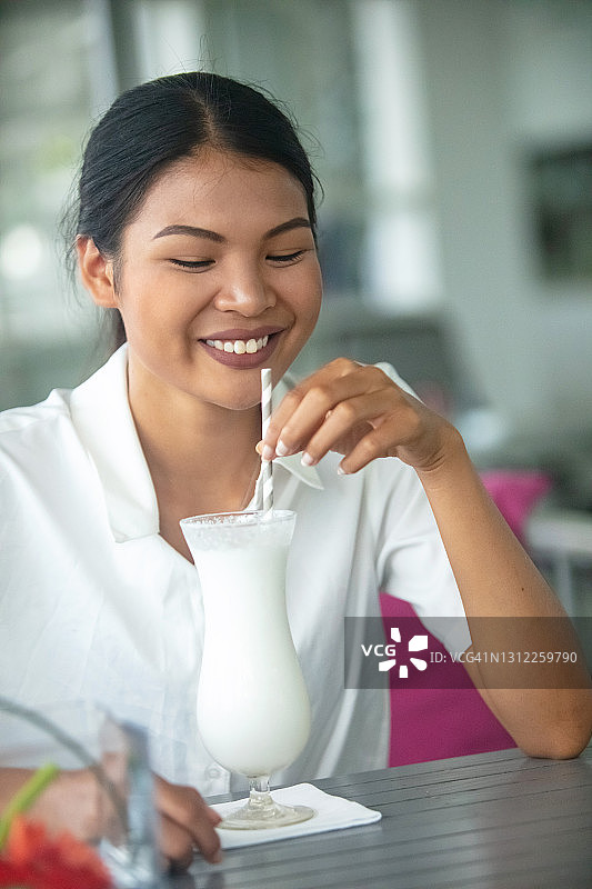 年轻女人喝奶昔图片素材