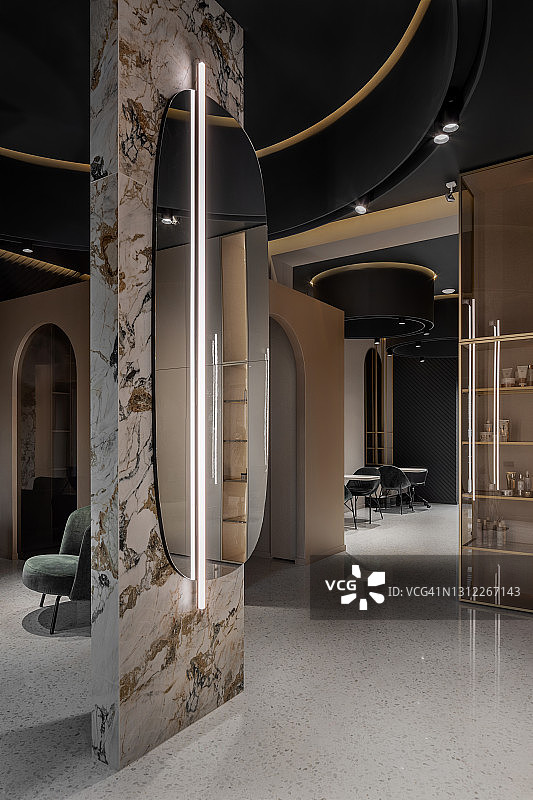具有黑色天花板的现代美容院图片素材
