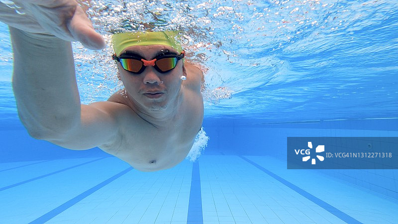 水下游泳池背景：男子畅游在美丽的游泳池中图片素材