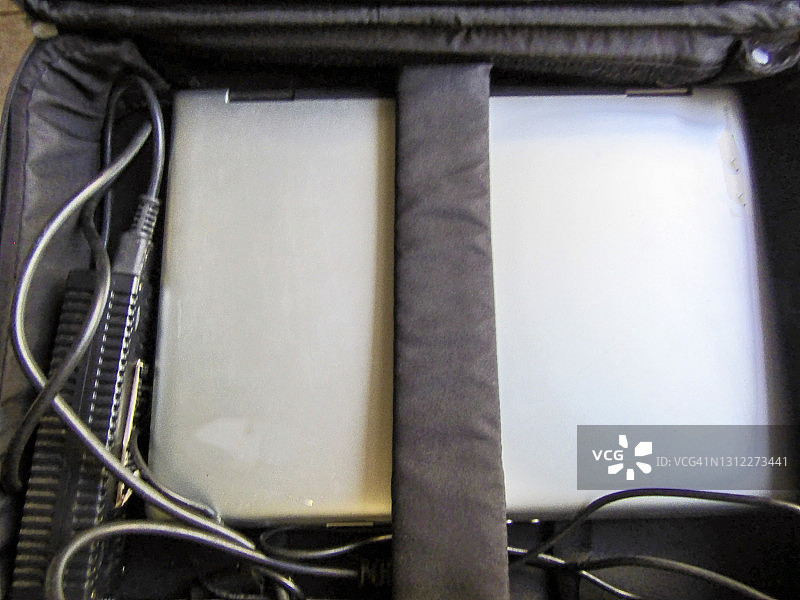 黑色纺织公文包里的笔记本电脑图片素材