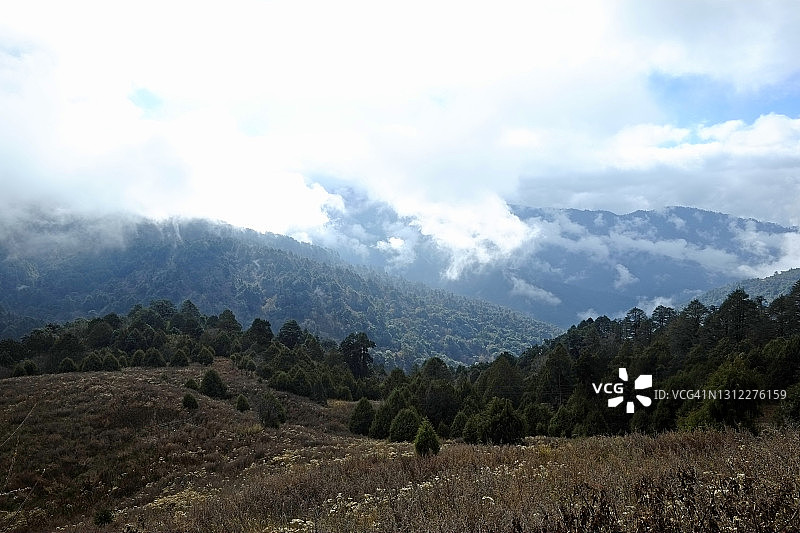 不丹通萨附近山区风光图片素材