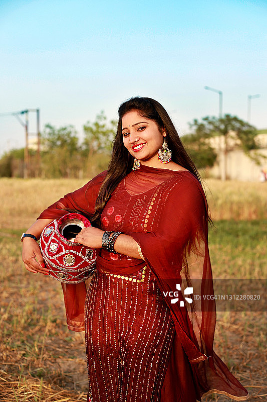 手持水罐（Doghad, Tokni）的年轻印度女子图片素材