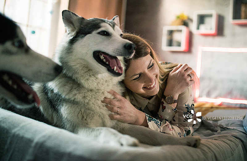一对年轻夫妇在家与狗共度时光图片素材