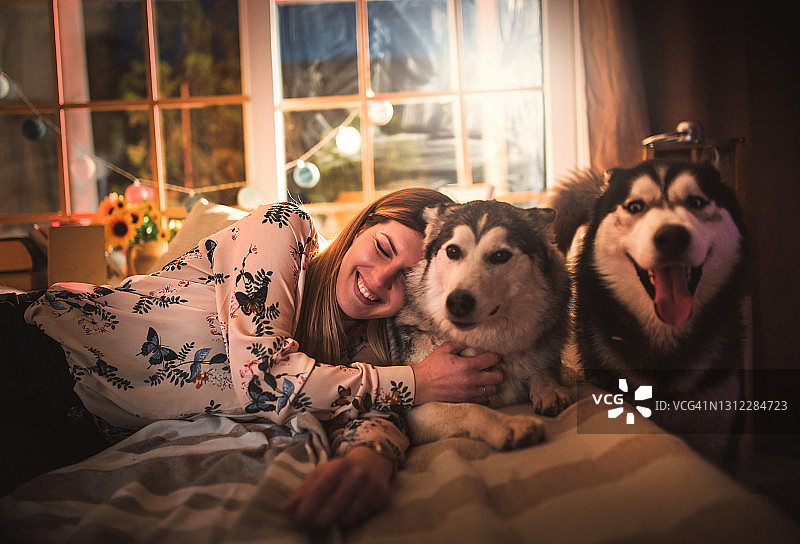 一对年轻夫妇在家与狗共度时光图片素材