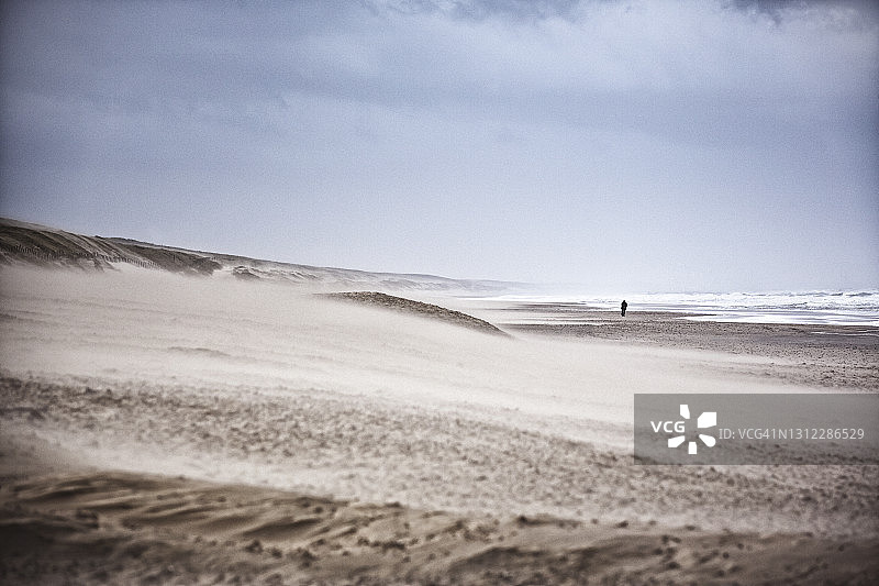暴风雨中的空旷海滩图片素材