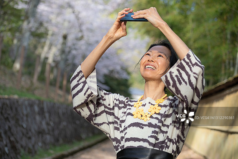 独自欣赏樱花的日本美女图片素材