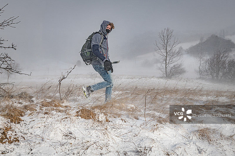 在斯洛文尼亚尤利安阿尔卑斯山暴风雪中的年轻摄影师图片素材