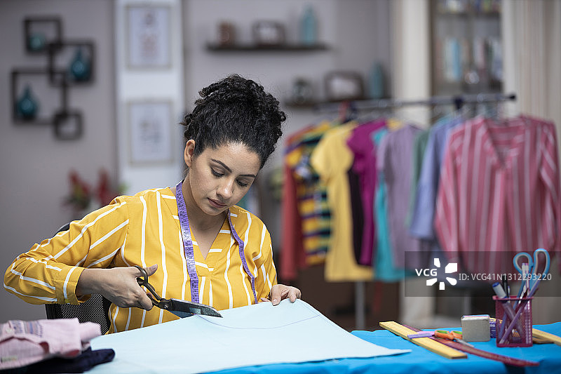 年轻女人作为时装设计师图片素材