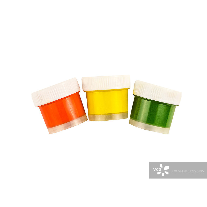 白色背景上孤立的三个装有水粉或丙烯酸涂料的塑料罐图片素材