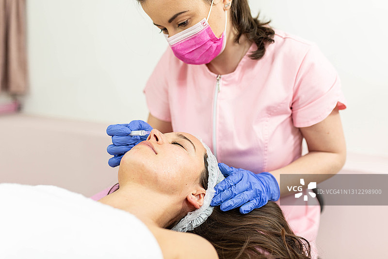 医生为患者注射治疗部位图片素材