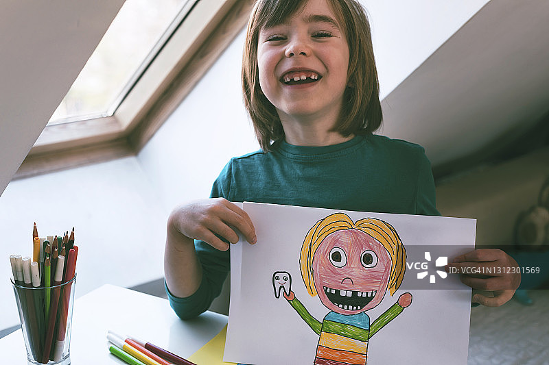 一位快乐的男孩在家画画的肖像。自画像。图片素材