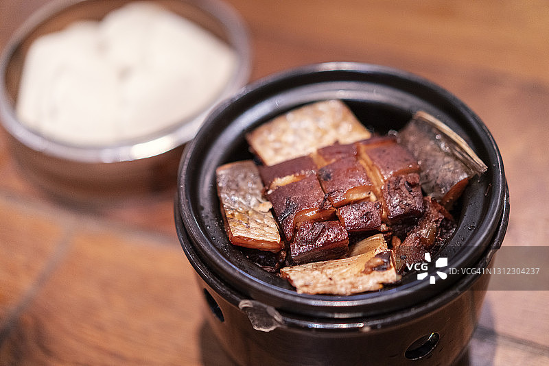 木桌上的东坡肉特写图片素材