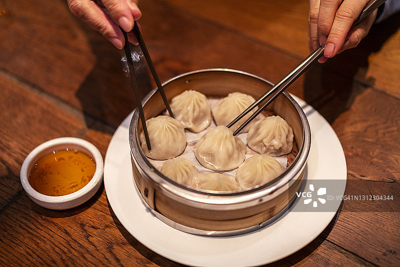 木桌上的小笼包特写图片素材