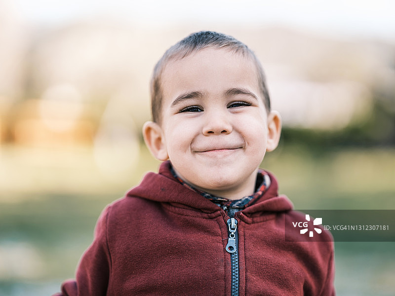 春季户外儿童男孩的肖像图片素材