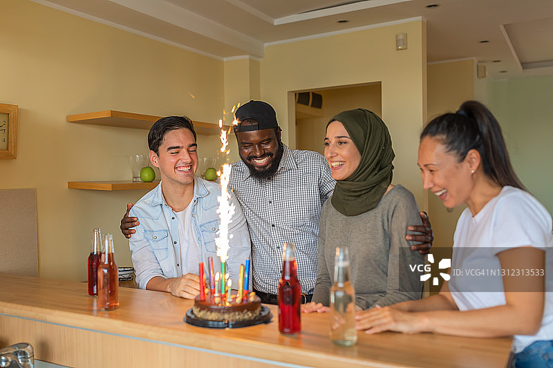 年轻非洲胡须男人与朋友庆祝生日图片素材