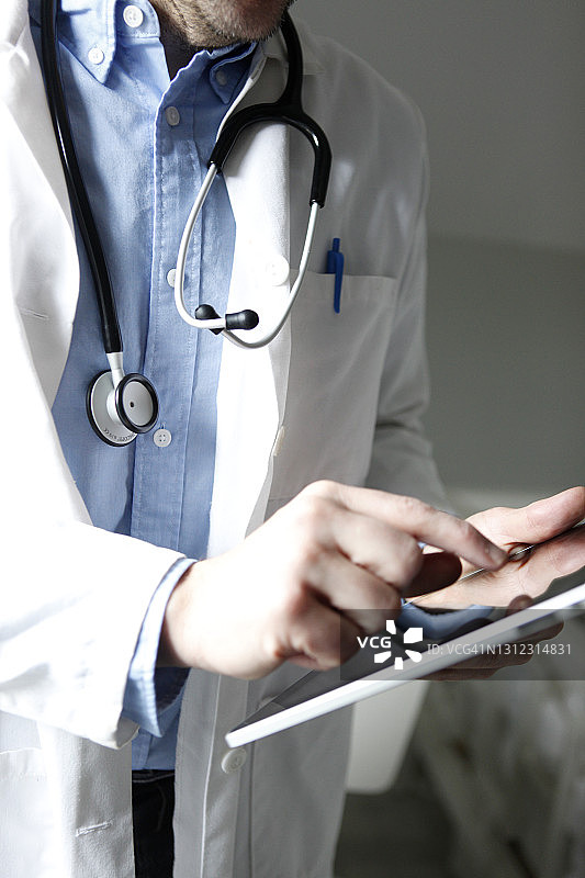 特写医疗专业人员使用数字平板电脑图片素材