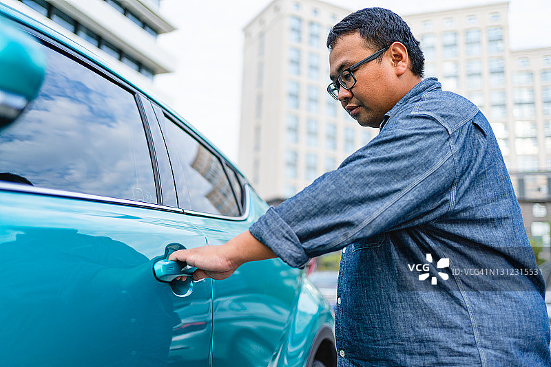 打开车门的超重男人图片素材